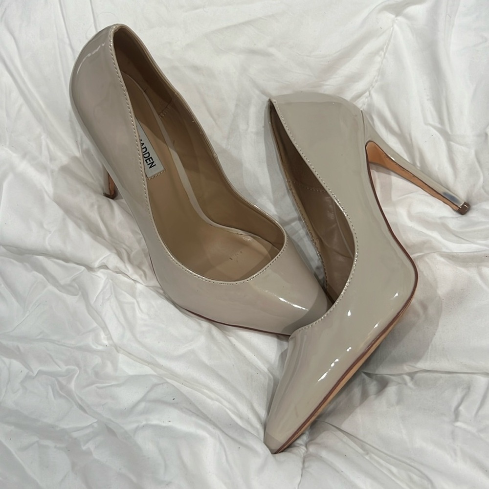 Steve Madden beige patent leather pointy stilettos